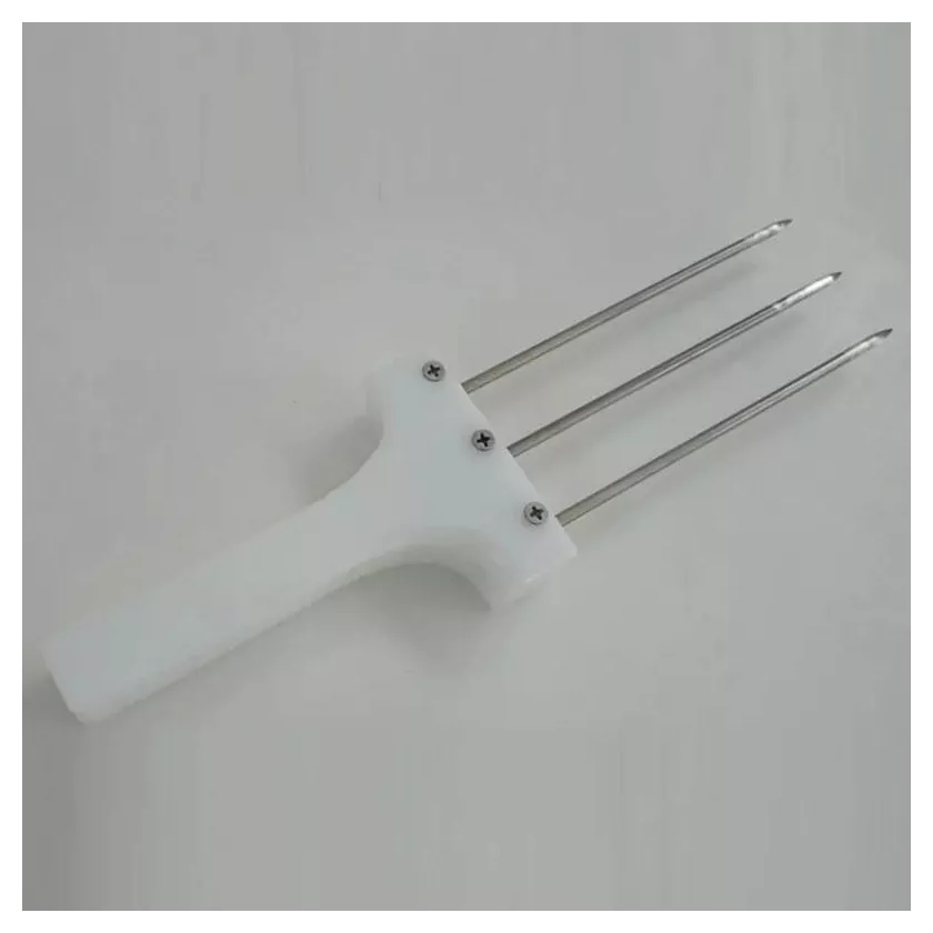Poincon trident pour appareil a souvlaki